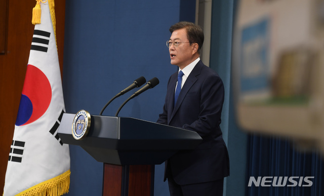 [서울=뉴시스]배훈식 기자 = 문재인 대통령이 10일 청와대 춘추관 대브리핑실에서 대통령 취임 3주년 특별연설을 하고 있다. 2020.05.10. dahora83@newsis.com