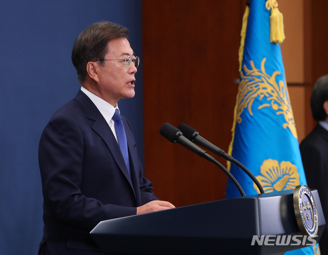 [서울=뉴시스]배훈식 기자 = 문재인 대통령이 10일 청와대 춘추관 대브리핑실에서 대통령 취임 3주년 특별연설을 하고 있다. 2020.05.10. dahora83@newsis.com