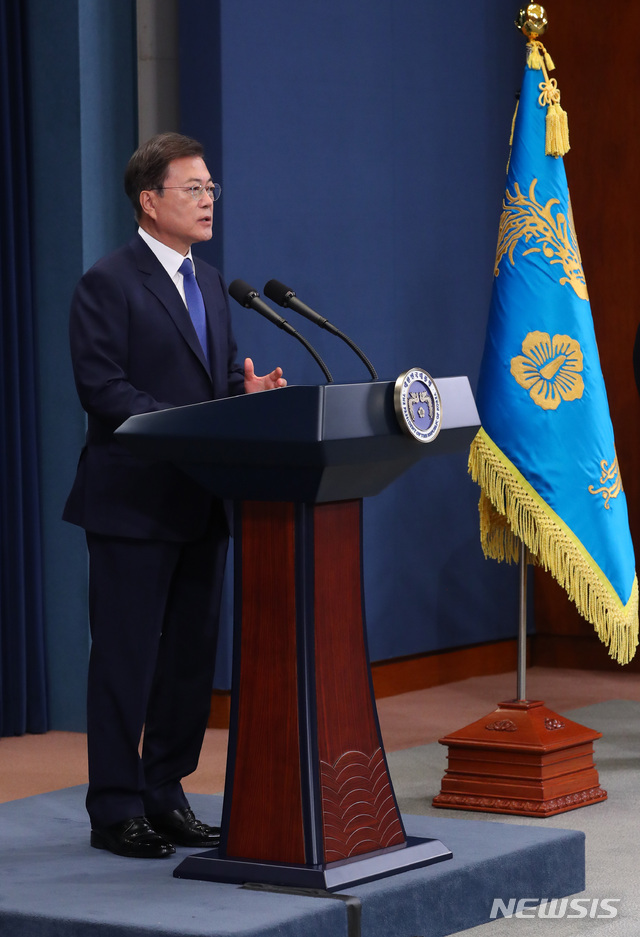 [서울=뉴시스]배훈식 기자 = 문재인 대통령이 10일 청와대 춘추관 대브리핑실에서 대통령 취임 3주년 특별연설을 하고 있다. 2020.05.10. dahora83@newsis.com