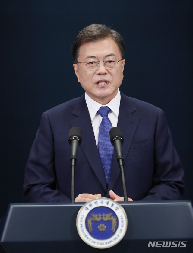 [서울=뉴시스]배훈식 기자 = 문재인 대통령이 10일 청와대 춘추관 대브리핑실에서 대통령 취임 3주년 특별연설을 하고 있다. 2020.05.10. dahora83@newsis.com