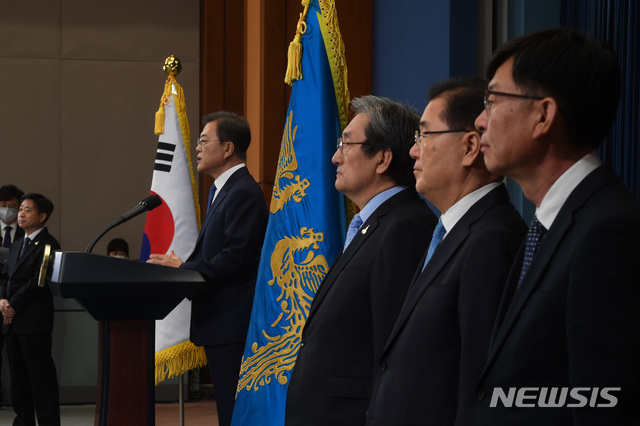 [서울=뉴시스]배훈식 기자 = 문재인 대통령이 10일 청와대 춘추관 대브리핑실에서 대통령 취임 3주년 특별연설을 하고 있다. 2020.05.10. dahora83@newsis.com