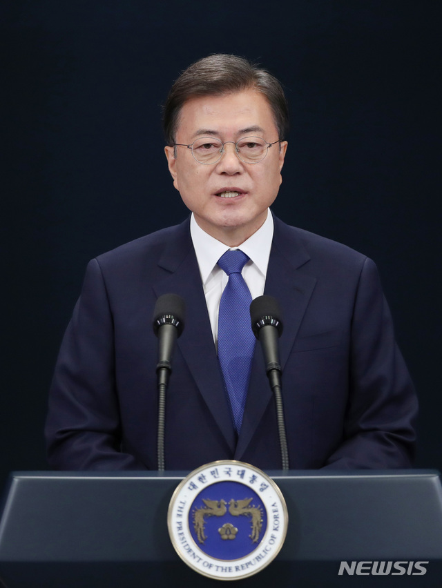 [서울=뉴시스]배훈식 기자 = 문재인 대통령이 10일 청와대 춘추관 대브리핑실에서 대통령 취임 3주년 특별연설을 하고 있다. 2020.05.10. dahora83@newsis.com