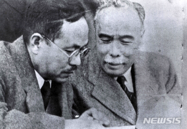 [서울=뉴시스] 1946년 4월 11일 민주주의민족전선 주최로 서울운동장에서 열린 ‘미소공동위원회대표 환영 민주주의정부수립 촉성시민대회’에 참석한 조선공산당 당수 박헌영(朴憲永)과 조선인민당 당수 여운형(呂運亨)이 이야기를 나누고 있다. (사진=미디어한국학 제공) 2020.05.10. photo@newsis.com