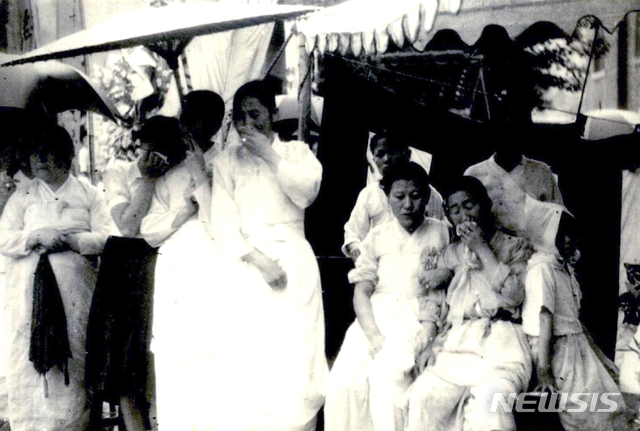 [서울=뉴시스] 1946년 7월 ‘조선정판사위폐사건’ 1회 공판이 열리는 서울재판소에 나온 사건 관련자 가족들이 눈물을 흘리고 있다. (사진=미국 국립문서기록청) 2020.05.10. photo@newsis.com (* 위 사진은 재배포, 재판매, DB 및 활용을 금지합니다)