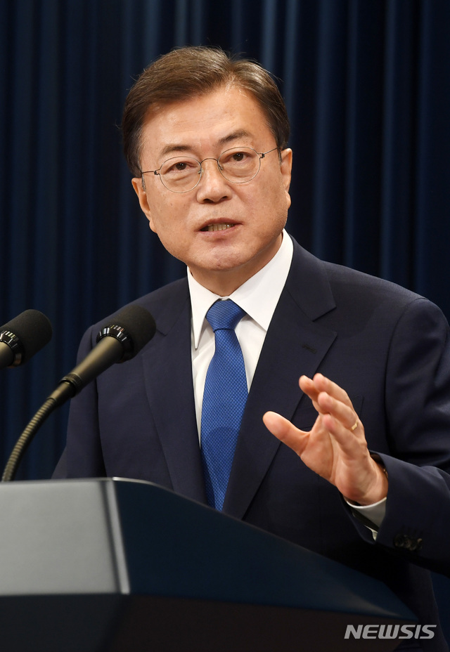 [서울=뉴시스]배훈식 기자 = 문재인 대통령이 10일 청와대 춘추관 대브리핑실에서 대통령 취임 3주년 특별연설을 하고 있다. 2020.05.10. dahora83@newsis.com