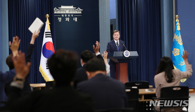 [서울=뉴시스]배훈식 기자 = 문재인 대통령이 10일 청와대 춘추관 대브리핑실에서 대통령 취임 3주년 특별연설을 마친 후 기자들의 질문을 받고 있다. 2020.05.10. dahora83@newsis.com