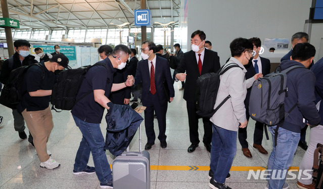 [인천공항=뉴시스] 고범준 기자 = 싱하이밍 주한중국대사와 이성호 외교부 경제외교조정관이 10일 인천국제공항에서 열린 한중 신속통로 적용 우리 기업인 간담회를 마치고 중국 톈진으로 출국하는 기업인들과 인사를 하고 있다. 2020.05.10. bjko@newsis.com
