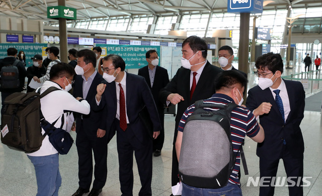 [인천공항=뉴시스] 고범준 기자 = 싱하이밍(오른쪽 두번째) 주한중국대사와 이성호(가운데) 외교부 경제외교조정관을 비롯한 참석 내빈들이 10일 인천국제공항에서 열린 한중 신속통로 적용 우리 기업인 간담회를 마치고 중국 톈진으로 출국하는 기업인들과 인사를 하고 있다. 2020.05.10. bjko@newsis.com