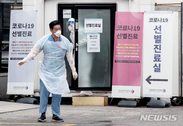 [서울=뉴시스]김병문 기자 = 이태원 클럽 집단 감염 영향으로 신종 코로나바이러스 감염증(코로나19) 확산이 우려되는 가운데 10일 오전 서울 중구 국립중앙의료원에서 보호복을 착용한 의료진들이 분주히 움직이고 있다 2020.05.10. dadazon@newsis.com