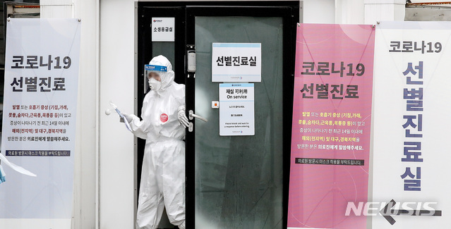 [서울=뉴시스]김병문 기자 = 이태원 클럽 집단 감염 영향으로 신종 코로나바이러스 감염증(코로나19) 확산이 우려되는 가운데 10일 오전 서울 중구 국립중앙의료원에서 보호복을 착용한 의료진들이 분주히 움직이고 있다 2020.05.10. dadazon@newsis.com
