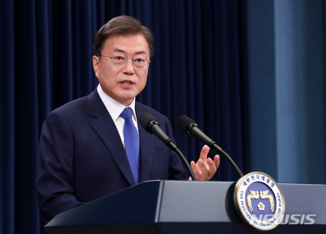 [서울=뉴시스]배훈식 기자 = 문재인 대통령이 10일 청와대 춘추관 대브리핑실에서 대통령 취임 3주년 특별연설을 하고 있다. 2020.05.10.&nbsp; dahora83@newsis.com