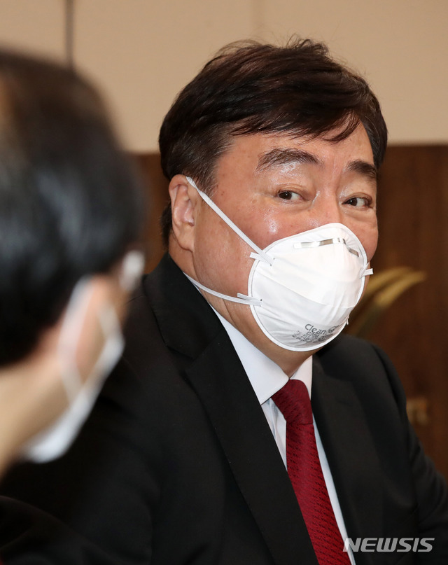 [인천공항=뉴시스] 고범준 기자 = 싱하이밍 주한중국대사가 10일 인천국제공항에서 열린 한중 신속통로 적용 우리 기업인 간담회에서 발언을 하고 있다. 이날 이성호 외교부 경제외교조정관, 이우종 삼성디스플레이 부사장, 엄찬왕 산업부 통상협력국장이 참석했다. 2020.05.10.&nbsp; bjko@newsis.com