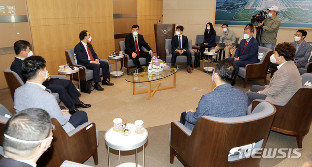 [인천공항=뉴시스] 고범준 기자 = 싱하이밍(왼쪽 세번째) 주한중국대사가 10일 인천국제공항에서 열린 한중 신속통로 적용 우리 기업인 간담회에서 발언을 하고 있다. 이날 이성호 외교부 경제외교조정관, 이우종 삼성디스플레이 부사장, 엄찬왕 산업부 통상협력국장이 참석했다. 2020.05.10. bjko@newsis.com