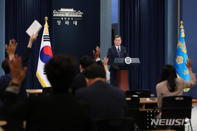 [서울=뉴시스]배훈식 기자 = 문재인 대통령이 10일 청와대 춘추관 대브리핑실에서 대통령 취임 3주년 특별연설을 마친 뒤 취재진의 질문을 받고 있다. 2020.05.10. dahora83@newsis.com