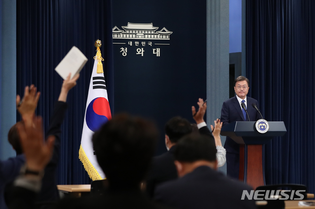 [서울=뉴시스]배훈식 기자 = 문재인 대통령이 10일 청와대 춘추관 대브리핑실에서 대통령 취임 3주년 특별연설을 마친 뒤 취재진의 질문을 받고 있다. 2020.05.10. dahora83@newsis.com