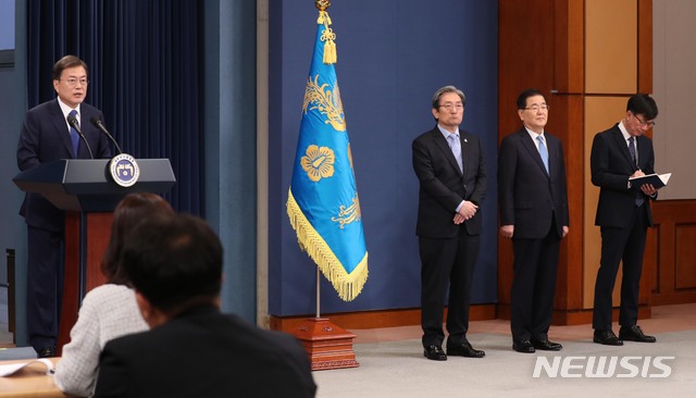 [서울=뉴시스]배훈식 기자 = 문재인 대통령이 10일 청와대 춘추관 대브리핑실에서 대통령 취임 3주년 특별연설을 마친 뒤 취재진의 질문에 답하고 있다. 2020.05.10. dahora83@newsis.com