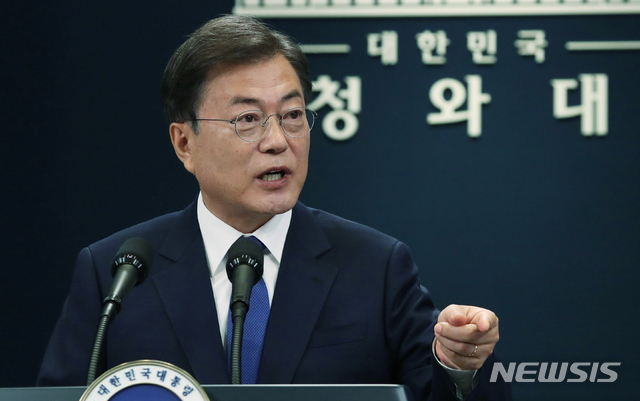 [서울=뉴시스]배훈식 기자 = 문재인 대통령이 10일 청와대 춘추관 대브리핑실에서 대통령 취임 3주년 특별연설을 마친 뒤 취재진의 질문에 답하고 있다. 2020.05.10. dahora83@newsis.com