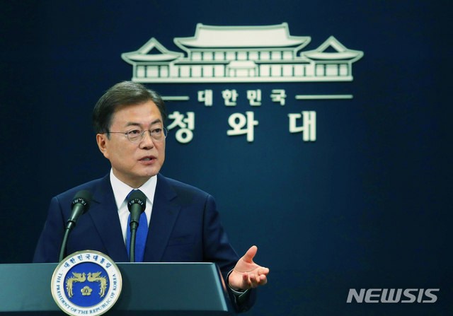 [서울=뉴시스]배훈식 기자 = 문재인 대통령이 10일 청와대 춘추관 대브리핑실에서 대통령 취임 3주년 특별연설을 마친 뒤 취재진의 질문에 답하고 있다. 2020.05.10.&nbsp; dahora83@newsis.com