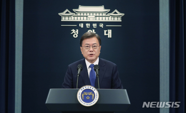 [서울=뉴시스]배훈식 기자 = 문재인 대통령이 10일 청와대 춘추관 대브리핑실에서 대통령 취임 3주년 특별연설을 하고 있다. 2020.05.10. dahora83@newsis.com