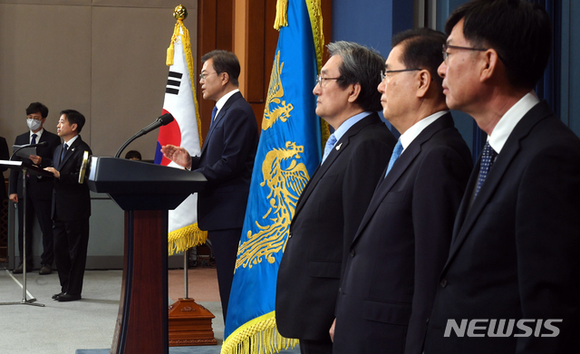 [서울=뉴시스]배훈식 기자 = 문재인 대통령이 10일 청와대 춘추관 대브리핑실에서 대통령 취임 3주년 특별연설을 하고 있다. 2020.05.10. dahora83@newsis.com