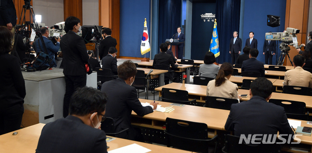 [서울=뉴시스]배훈식 기자 = 문재인 대통령이 10일 청와대 춘추관 대브리핑실에서 대통령 취임 3주년 특별연설을 하고 있다. 2020.05.10. dahora83@newsis.com