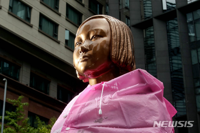 [서울=뉴시스]김병문 기자 = 정의기억연대 전 이사장인 윤미향 더불어시민당 당선인에 대한 수요집회 기부금과 한일 위안부 합의 관련 논란이 불거진 가운데 10일 오후 서울 종로구 옛 일본대사관 앞에 설치된 평화의 소녀상에 빗물이 맺혀 있다. 2020.05.10.&nbsp; dadazon@newsis.com