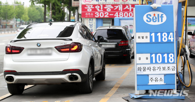[서울=뉴시스]김선웅 기자 = 10일 서울 은평구의 한 주유소에서 휘발유가 1100원대, 경유가 1000원대에 판매되고 있다. 2020.05.10. mangusta@newsis.com