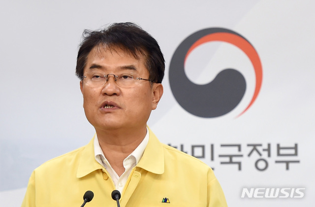 [서울=뉴시스]전신 기자 = 윤종인 행정안전부 차관(긴급재난지원금 범정부 TF단장)이 10일 오후 정부세종청사 정부 합동 브리핑룸에서 긴급재난지원금 지급 관련 브리핑을 하고 있다. 2020.05.10. (사진=행정안전부 제공) photo@newsis.com