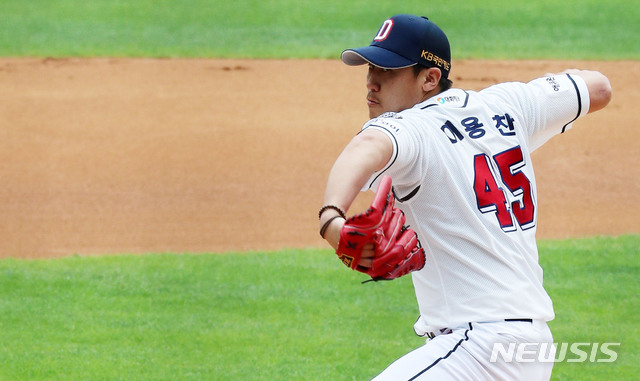 [서울=뉴시스]박주성 기자 = 10일 오후 서울 송파구 잠실야구장에서 열린 2020 신한은행 SOL KBO리그 kt 위즈 대 두산 베어스의 경기, 1회초 두산 선발투수 이용찬이 역투하고 있다. 2020.05.10. park7691@newsis.com