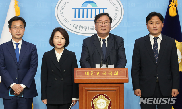 [서울=뉴시스]김명원 기자 = 김태년 더불어민주당 원내대표가 10일 오전 서울 여의도 국회 소통관에서 원내수석부대표와 원내대변인 인선을 발표하고 있다. 오른쪽부터 김영진 원내수석부대표, 김태년 원내대표, 홍정민·박성준(당선인) 원내대변인. 2020.05.10. kmx1105@newsis.com