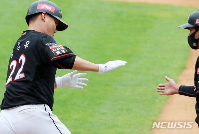 [서울=뉴시스]박주성 기자 = 10일 오후 서울 송파구 잠실야구장에서 열린 2020 신한은행 SOL KBO리그 kt 위즈 대 두산 베어스의 경기, 2회초 투아웃 주자 1, 2루에서 kt 장성우가 3점 홈런을 치고 있다. 2020.05.10. park7691@newsis.com