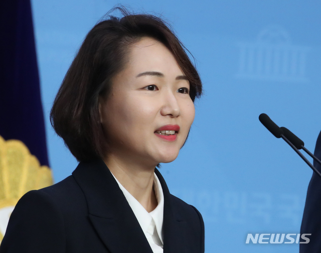 [서울=뉴시스]김명원 기자 = 더불어민주당 원내대변인에 인선된 홍정민 당선인이 10일 오전 서울 여의도 국회 소통관에서 소감을 이야기 하고 있다. 2020.05.10.&nbsp; kmx1105@newsis.com