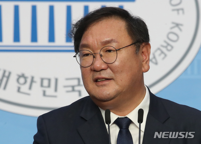 [서울=뉴시스]김명원 기자 = 김태년 더불어민주당 원내대표가 10일 오전 서울 여의도 국회 소통관에서 김영진 원내수석부대표, 박성준(당선인)·홍정민 원내대변인 등 원내 인선을 발표하고 있다. 2020.05.10.&nbsp; kmx1105@newsis.com
