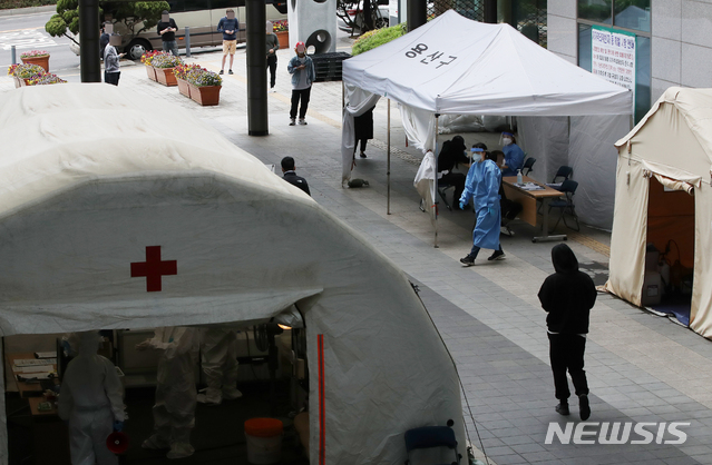 [서울=뉴시스] 조수정 기자 = 이태원 클럽발 신종 코로나 바이러스 감염증(코로나19) 확진환자로부터 시작된 집단 감염이 우려되는 가운데 10일 서울 용산구 보건소 선별진료소에서 시민들이 검사를 받기 위해 2미터 거리두기를 하며 줄서 기다리고 있다. 2020.05.10. chocrystal@newsis.com