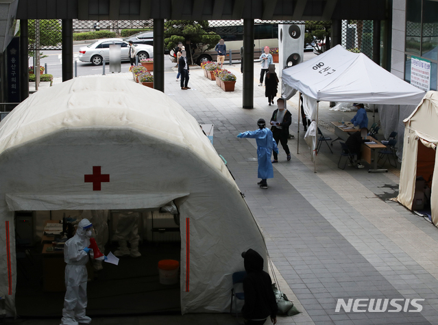 [서울=뉴시스] 조수정 기자 = 이태원 클럽발 신종 코로나 바이러스 감염증(코로나19) 확진환자로부터 시작된 집단 감염이 우려되는 가운데 10일 서울 용산구 보건소 선별진료소에서 시민들이 검사를 받기 위해 2미터 거리두기를 하며 줄서 기다리고 있다. 2020.05.10. chocrystal@newsis.com