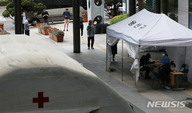 [서울=뉴시스] 조수정 기자 = 이태원 클럽발 신종 코로나 바이러스 감염증(코로나19) 집단 감염이 우려되는 가운데 10일 서울 용산구 보건소 선별진료소에서 시민들이 검사를 받기 위해 2미터 거리두기를 하며 줄서 기다리고 있다. 2020.05.10. chocrystal@newsis.com