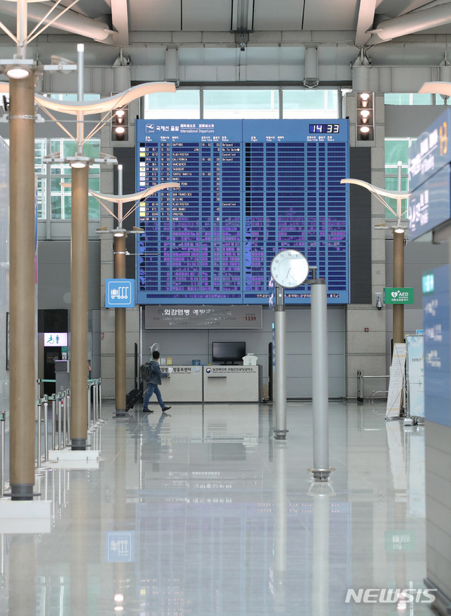 [인천공항=뉴시스] 고범준 기자 = 신종 코로나바이러스 감염증(코로나19) 여파가 지속되고 있는 지난 10일 인천국제공항 제1터미널 출국장이 한산한 모습을 보이고 있다. 2020.05.22. bjko@newsis.com