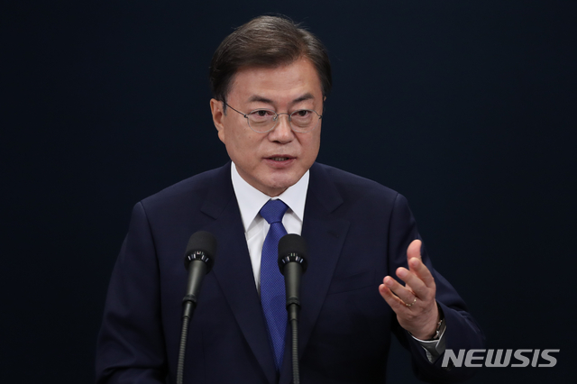 [서울=뉴시스]배훈식 기자 = 문재인 대통령이 10일 청와대 춘추관 대브리핑실에서 대통령 취임 3주년 특별연설을 마친 뒤 취재진의 질문에 답하고 있다. 2020.05.10. dahora83@newsis.com