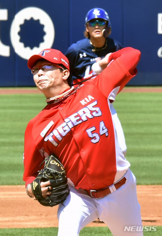 [대구=뉴시스] 이무열 기자 = 10일 오후 대구 수성구 삼성라이온즈파크에서 열린 프로야구 ‘2020 신한은행 SOL KBO리그’ KIA 타이거즈와 삼성 라이온즈의 경기, 1회말 KIA 선발투수 양현종이 역투하고 있다. 2020.05.10.lmy@newsis.com