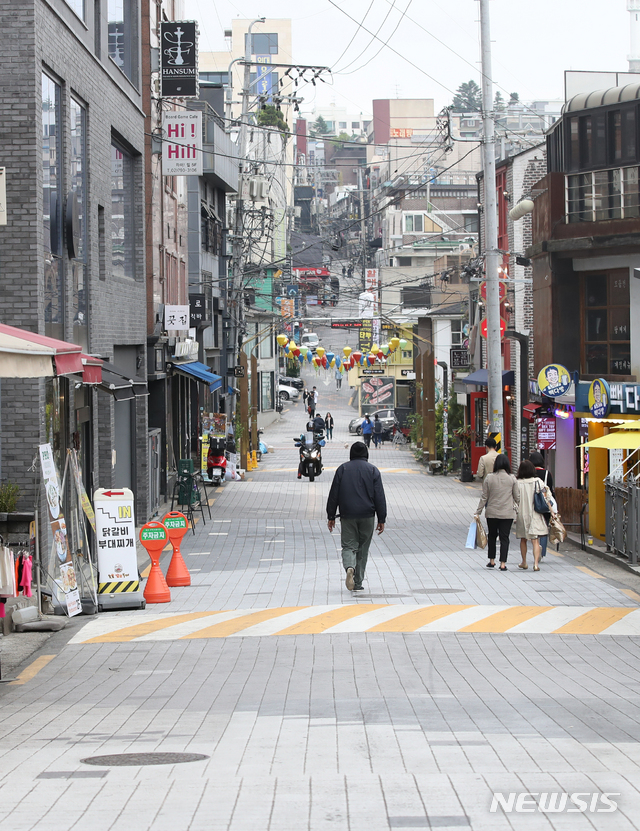 [서울=뉴시스] 조수정 기자 = 이태원 클럽발 신종 코로나 바이러스 감염증(코로나19) 집단 감염이 우려되는 가운데 10일 서울 용산구 이태원 일대가 한산한 모습을 보이고 있다. 이곳에서 노점을 하고 있는 상인은 "원래는 주말 이 먹거리골목에 사람이 아주 많다. 클럽발 코로나19 이후 사람이 확 줄었다"고 설명했다. 2020.05.10. chocrystal@newsis.com