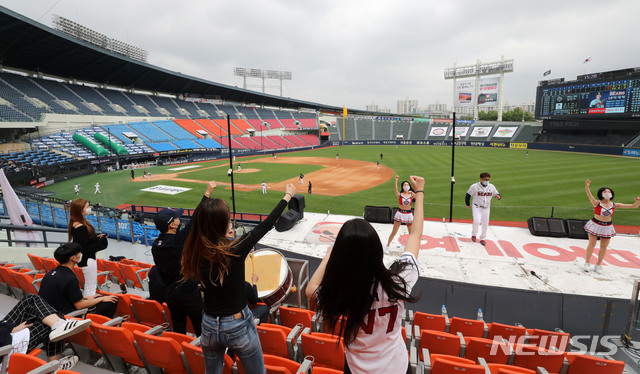 [서울=뉴시스]박주성 기자 = 10일 오후 서울 송파구 잠실야구장에서 열린 2020 신한은행 SOL KBO리그 kt 위즈 대 두산 베어스의 무관중 경기에서 두산 응원단이 열띤 응원을 펼치고 있다. 2020.05.10. park7691@newsis.com