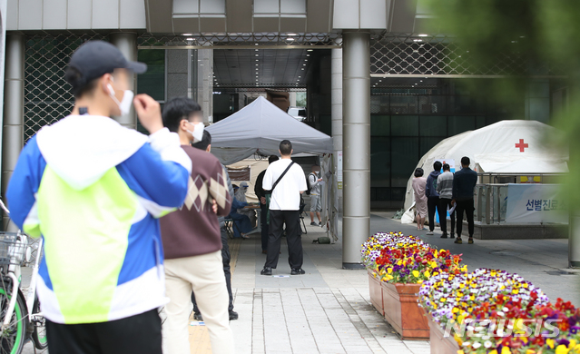 [서울=뉴시스] 조수정 기자 = 이태원 클럽발 신종 코로나 바이러스 감염증(코로나19) 집단 감염이 우려되는 가운데 10일 서울 용산구 보건소 선별진료소에서 시민들이 검사를 받기 위해 2미터 거리두기를 하며 줄서 기다리고 있다. 2020.05.10. chocrystal@newsis.com