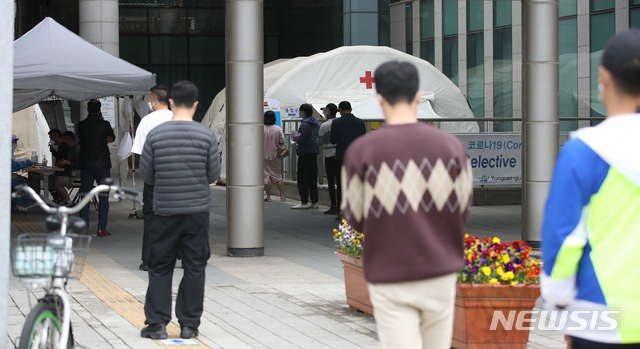 [서울=뉴시스] 조수정 기자 = 이태원 클럽발 신종 코로나 바이러스 감염증(코로나19) 집단 감염이 우려되는 가운데 10일 서울 용산구 보건소 선별진료소에서 시민들이 검사를 받기 위해 2미터 거리두기를 하며 줄서 기다리고 있다. 2020.05.10. chocrystal@newsis.com