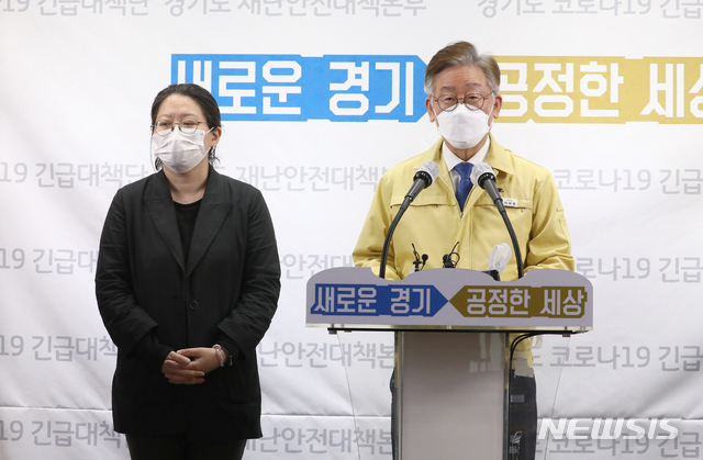 [수원=뉴시스] 김종택 기자 = 이재명 경기지사가 10일 오후 경기 수원시 팔달구 경기도청 브리핑룸에서 '이태원 클럽 집단 감염' 관련 기자회견을 하고 있다. 2020.05.10. (사진=경기사진공동취재단)semail3778@naver.com