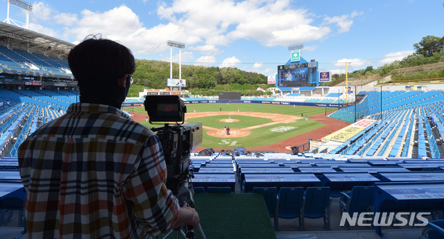 [대구=뉴시스] 이무열 기자 = 10일 오후 대구 수성구 삼성라이온즈파크에서 열린 프로야구 '2020 신한은행 SOL KBO리그‘ KIA 타이거즈와 삼성 라이온즈의 경기가 무관중 경기로 진행되고 있다. 2020.05.10.lmy@newsis.com