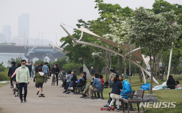 [서울=뉴시스]김명원 기자 = 생활방역 전환 후 첫 주말을 맞는 10일 오후 서울 여의도 한강공원에는 많은 시민들이 휴일을 즐기고 있다.&nbsp; 2020.05.10. kmx1105@newsis.com