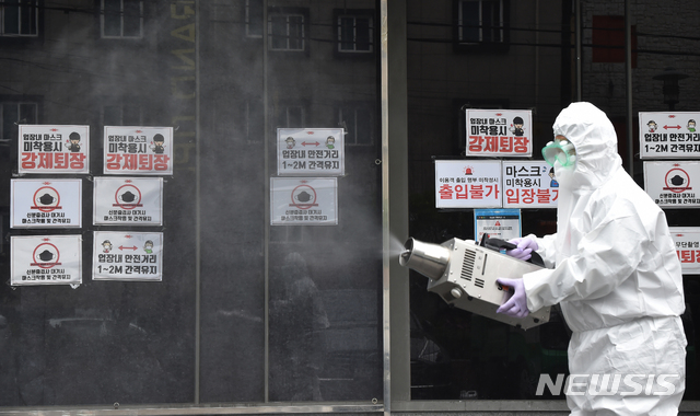 [수원=뉴시스] 김종택 기자 = 경기도 용인 66번 확진 환자가 다녀간 서울 이태원 클럽에서 신종 코로나바이러스 감염증(코로나19) 추가 감염이 잇따르자 10일 오후 경기 수원시 팔달구의 클럽 앞에서 보건소 관계자가 코로나19 확산 예방을 위해 방역을 하고 있다. 2020.05.10 semail3778@naver.com