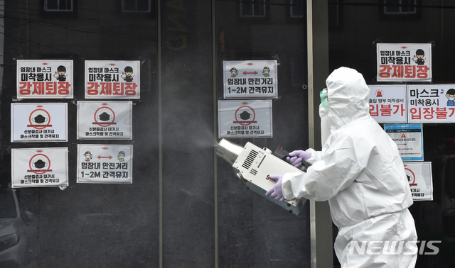 [수원=뉴시스] 김종택 기자 = 경기도 용인 66번 확진 환자가 다녀간 서울 이태원 클럽에서 신종 코로나바이러스 감염증(코로나19) 추가 감염이 잇따르자 10일 오후 경기 수원시 팔달구 한 클럽 앞에서 보건소 관계자가 코로나19 확산 예방을 위해 방역을 하고 있다. 2020.05.10. semail3778@naver.com