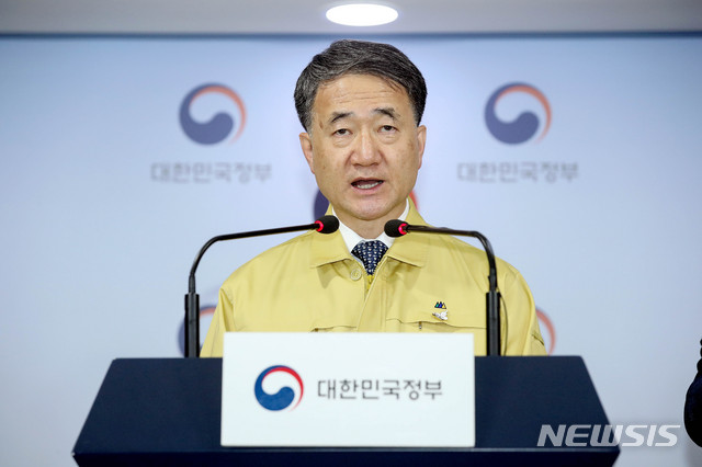 [서울=뉴시스]김병문 기자 =박능후 중앙재난안전대책본부 1차장(보건복지부 장관)이 10일 오후 서울 종로구 정부서울청사에서 신종 코로나바이러스 감염증(코로나19) 대응 중대본 회의 결과를 브리핑하고 있다. 2020.05.10.&nbsp; dadazon@newsis.com