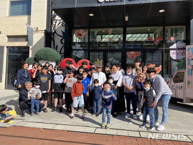 [서울=뉴시스] 요진건설산업이 지난 5일 일산 벨라시타에서 진행한 어린이날 나눔행사 모습. (제공 = 요진건설산업)